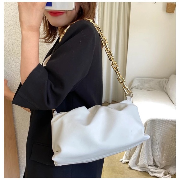 Design Wrinkled Cloud bag with thick Gold chain - Picture 5 of 6